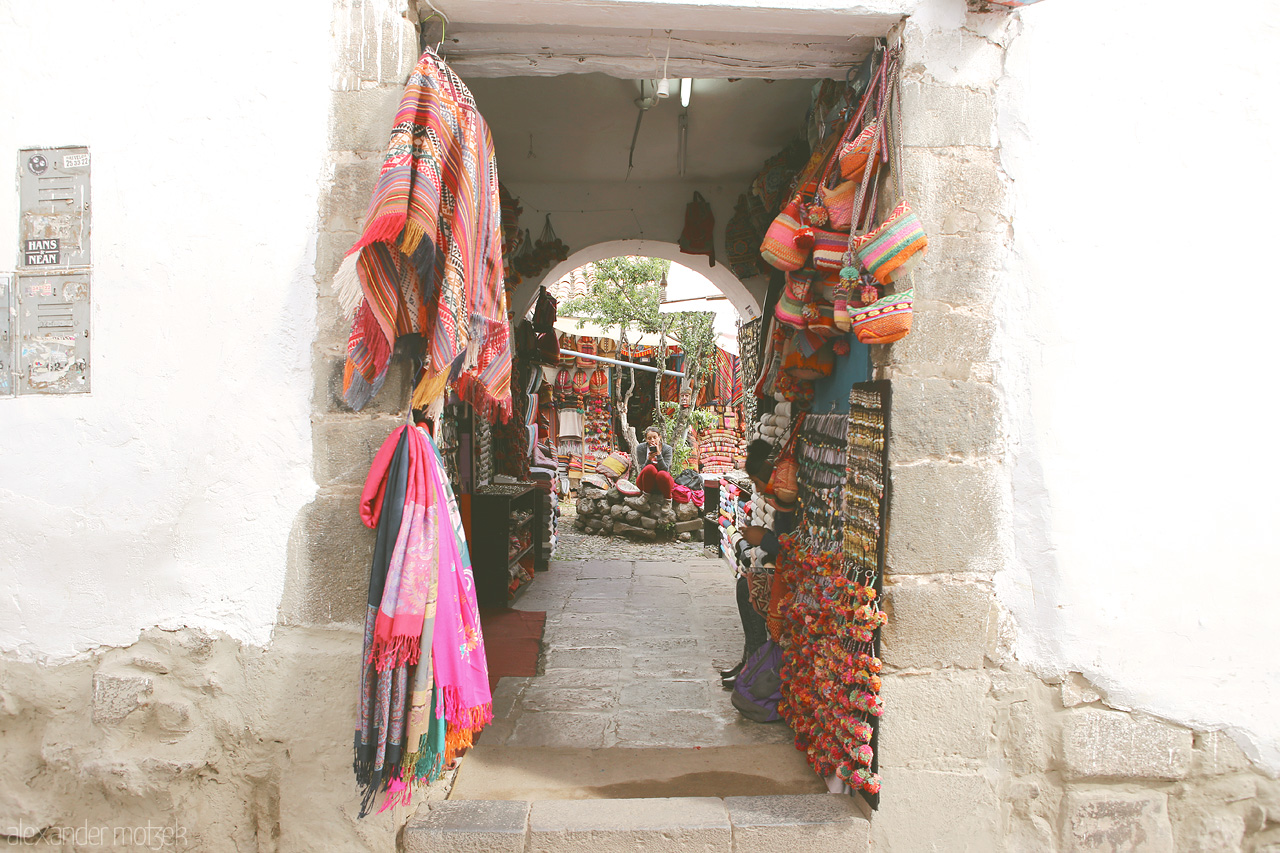 Foto von Gasse mit Stoffen in Cusco