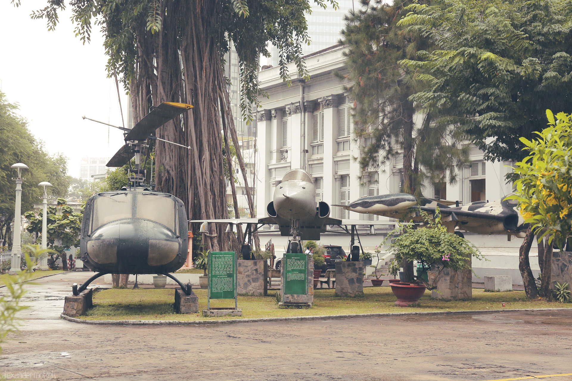 Foto von Retired war relics and lush banyans stand sentinel at the War Remnants Museum, Ho Chi Minh City, Vietnam.