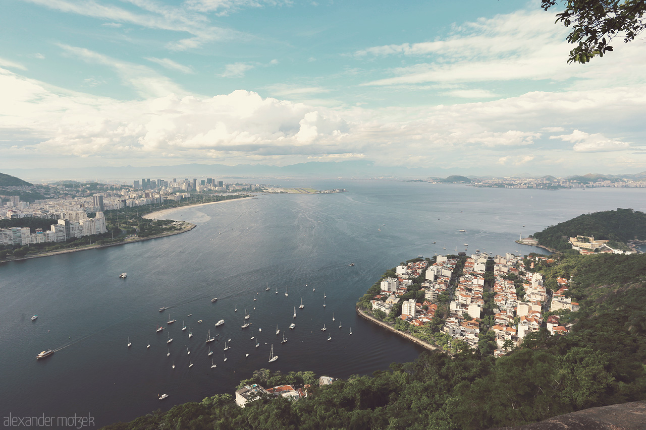 Foto von A breathtaking view over Rio de Janeiro, Brazil, with sailboats dotting the glistening bay and the city's vibrant life embracing the shore.