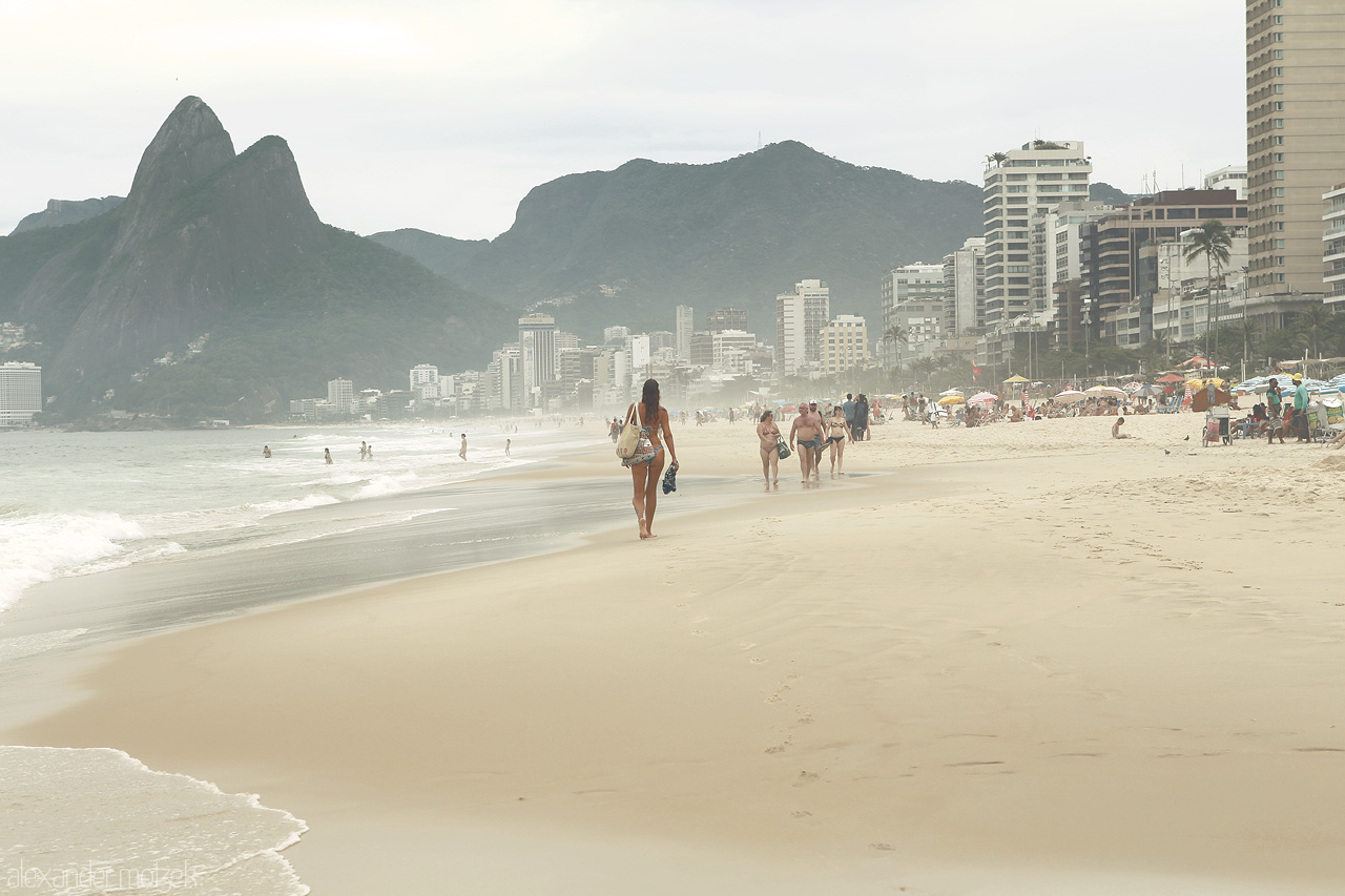 Foto von A serene walk along Ipanema Beach, Rio de Janeiro, with the Dois Irmãos hills majestically overlooking the bustling cityscape