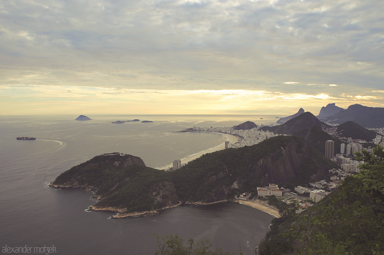 Foto von Gaze upon Rio's coastline where city and nature entwine, kissed by golden dawn. Sugarloaf and sea serenade the spirit.