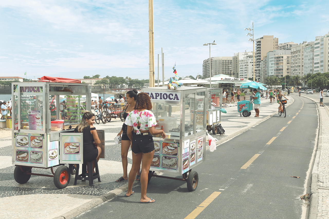 Foto von Savor the vibrant street life along Copacabana, Rio de Janeiro, with locals enjoying flavorful tapioca by the bustling beach promenade.