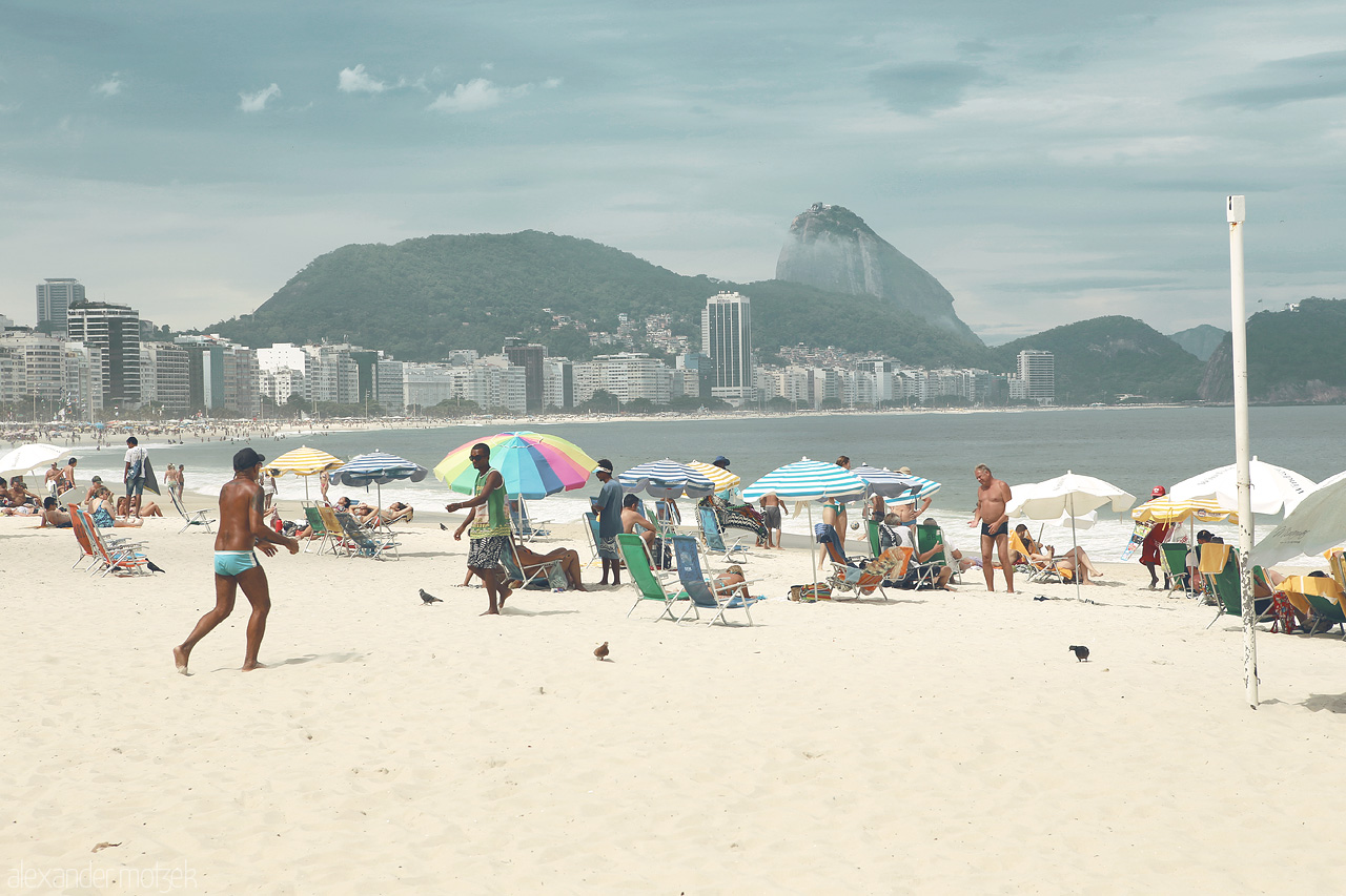 Foto von Sunny Copacabana beach vibes in Rio, Brazil; Sugarloaf Mountain stands majestically in the background. A colorful glimpse of vibrant city life.