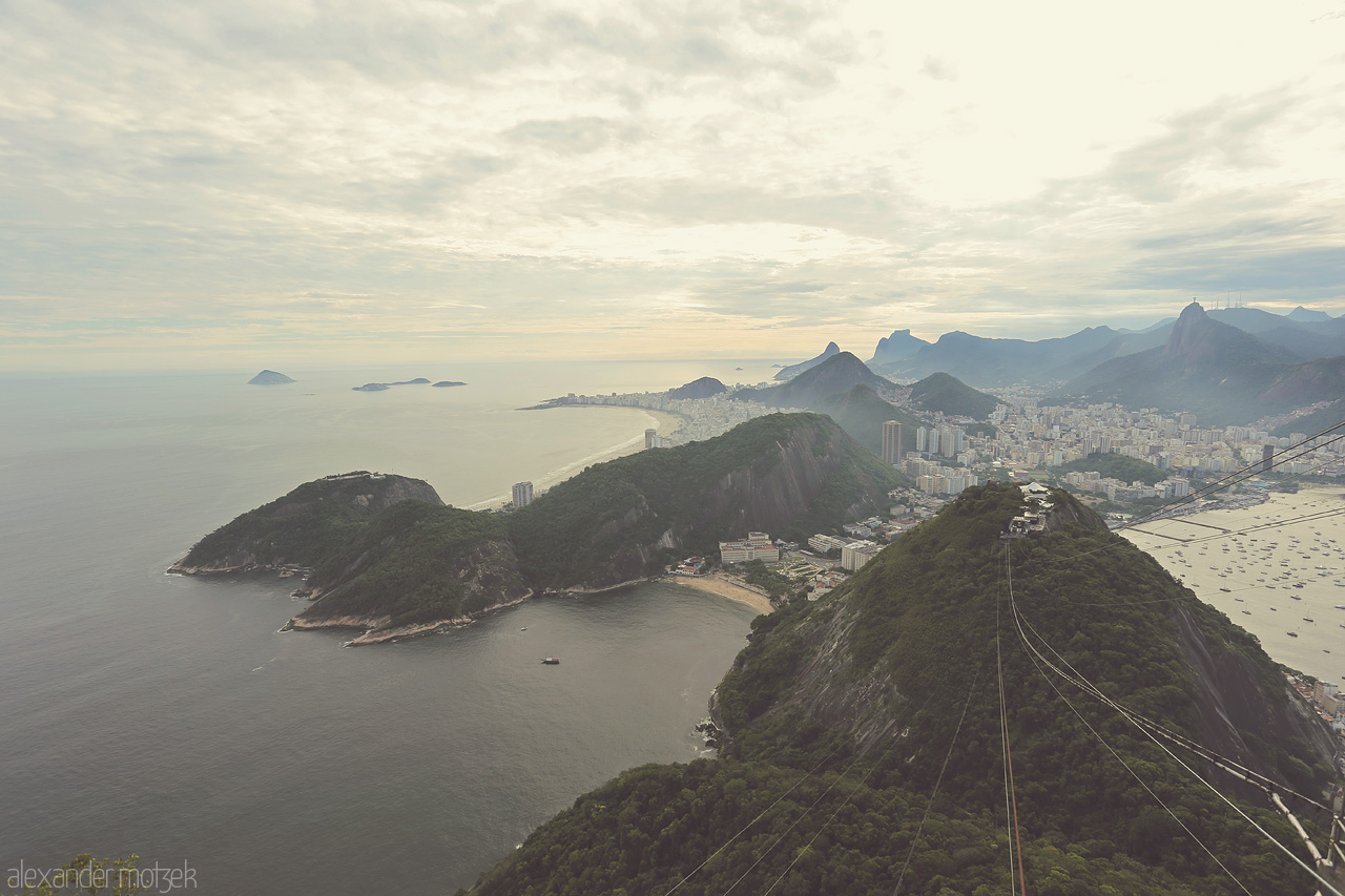 Foto von Sweeping view of Rio de Janeiro with lush hills and the coastline, capturing the vibrant landscape of Guanabara Bay.