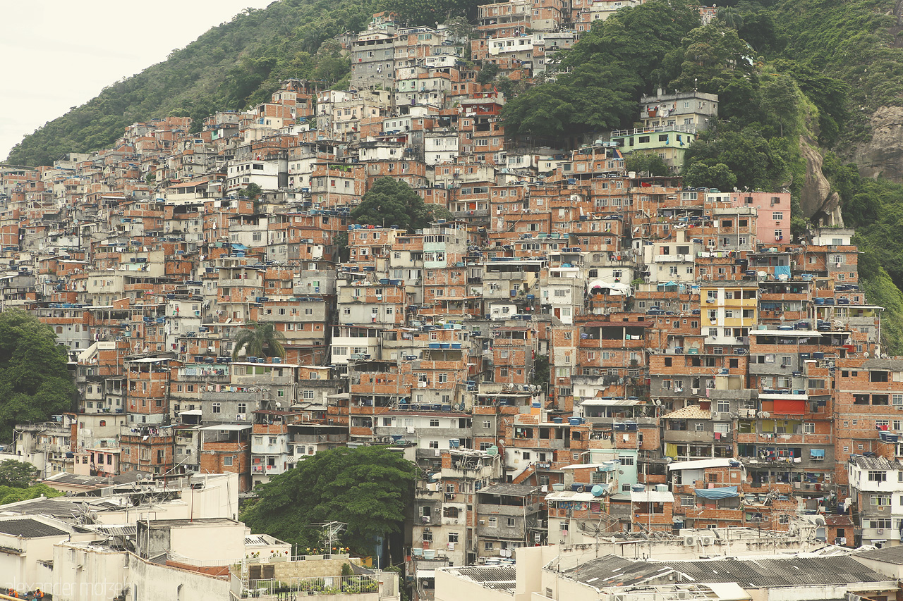 Foto von Vibrant hues embrace the hillside in a bustling favela of Rio de Janeiro, Brazil, where life pulses in every colorful corner.