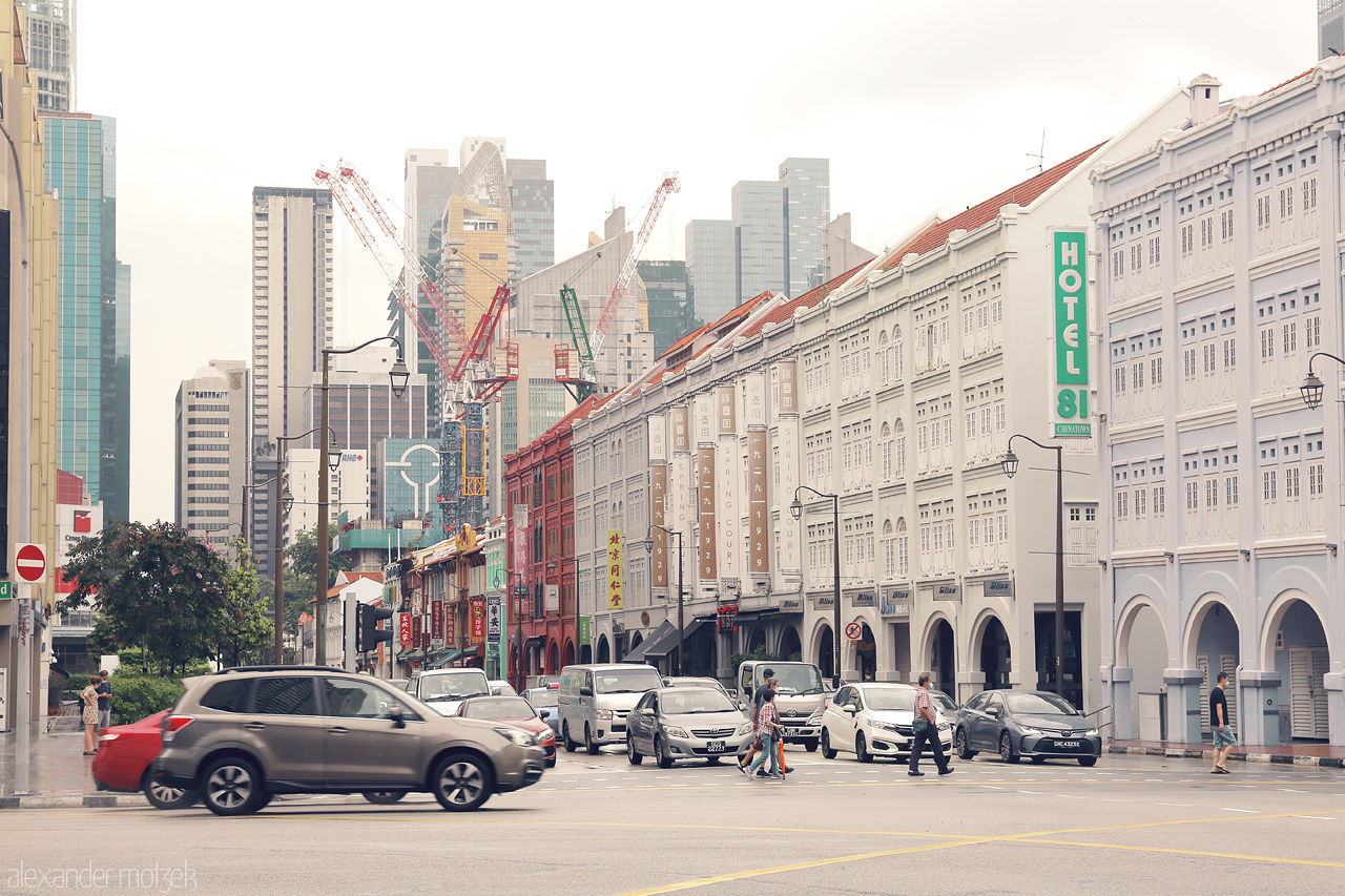 Foto von A blend of old shophouses and modern towers in Singapore's Katong area captures the city's rich heritage amidst urban hustle.