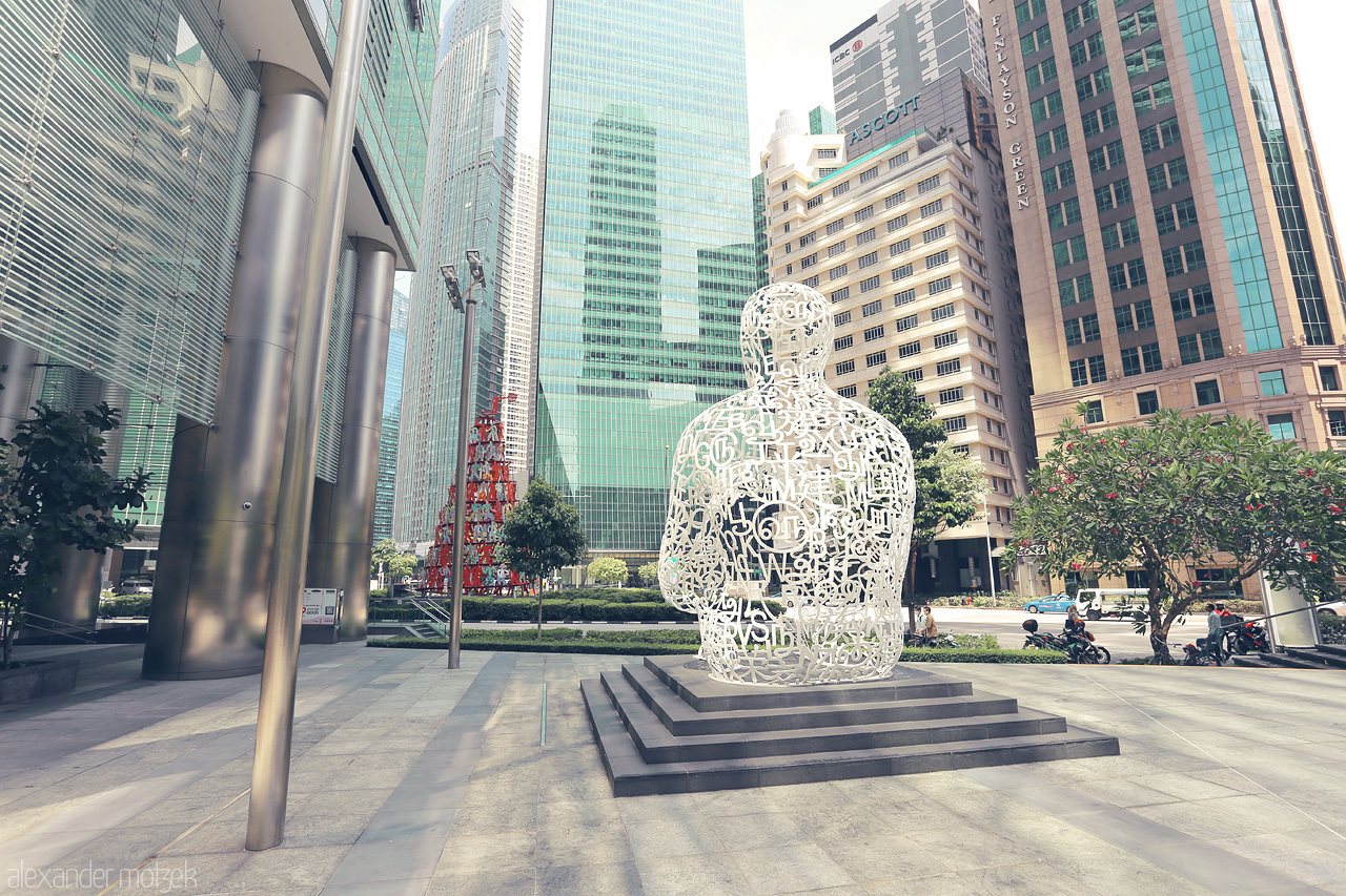 Foto von A mesmerizing sculpture of letters set against the modern skyline of Singapore's central business district.