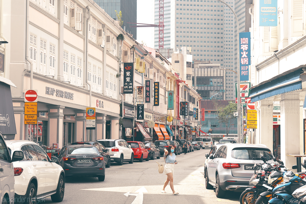 Foto von A serene street in Singapore's bustling cityscape, showcasing traditional shophouses and modern skyscrapers in a seamless blend of heritage and progress.