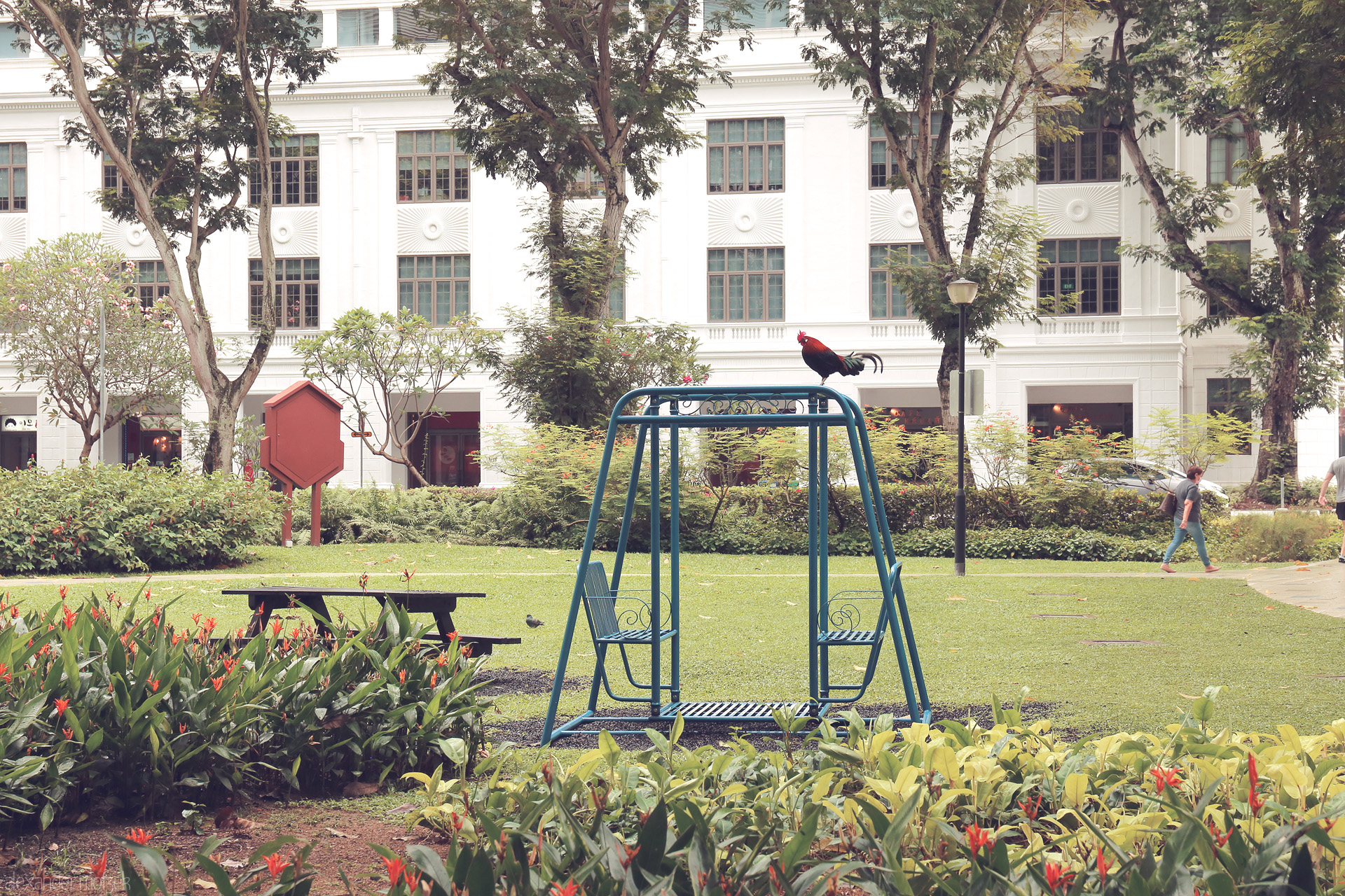 Foto von Colorful mural in Singapore blends Peranakan tiles, street art, and DNA—where culture and science meet in vibrant harmony.