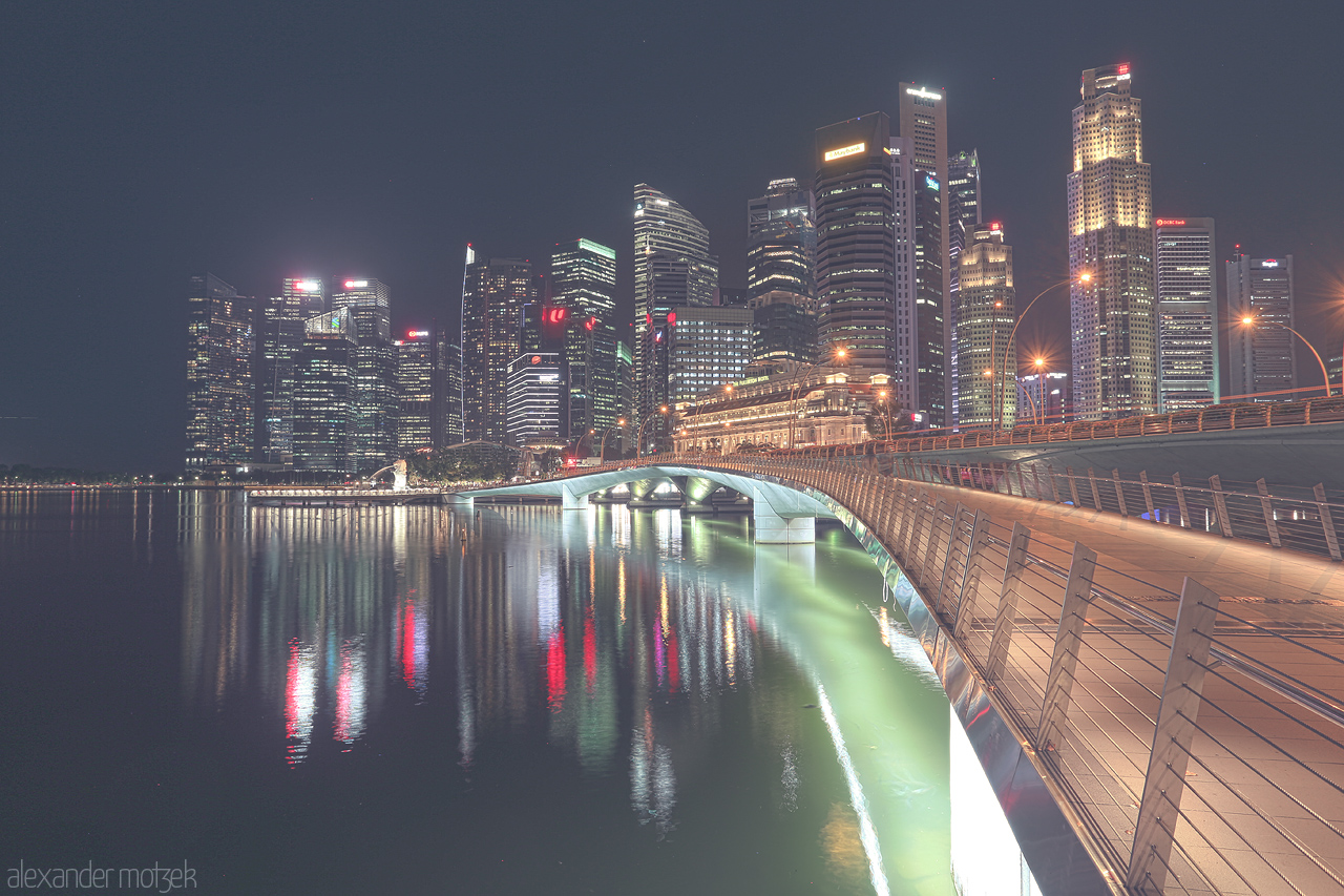 Foto von Dazzling Singapore skyline at night with reflections shimmering on Marina Bay's tranquil waters. A stunning snapshot of urban splendor.