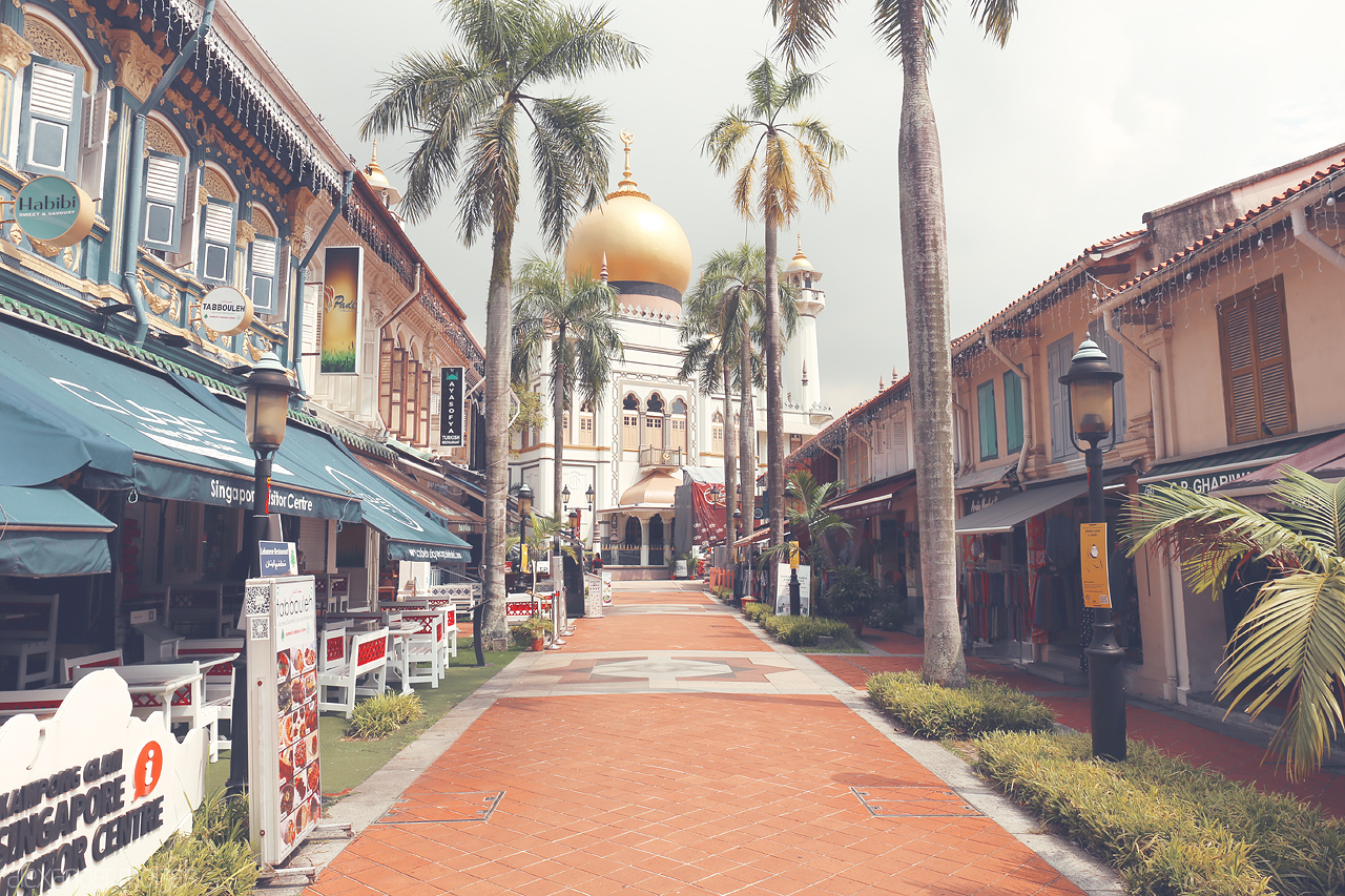 Foto von Discover the tranquil charm of Kampong Glam, Singapore. Wander through vibrant alleys towards the grand Sultan Mosque, adorned with its golden dome.