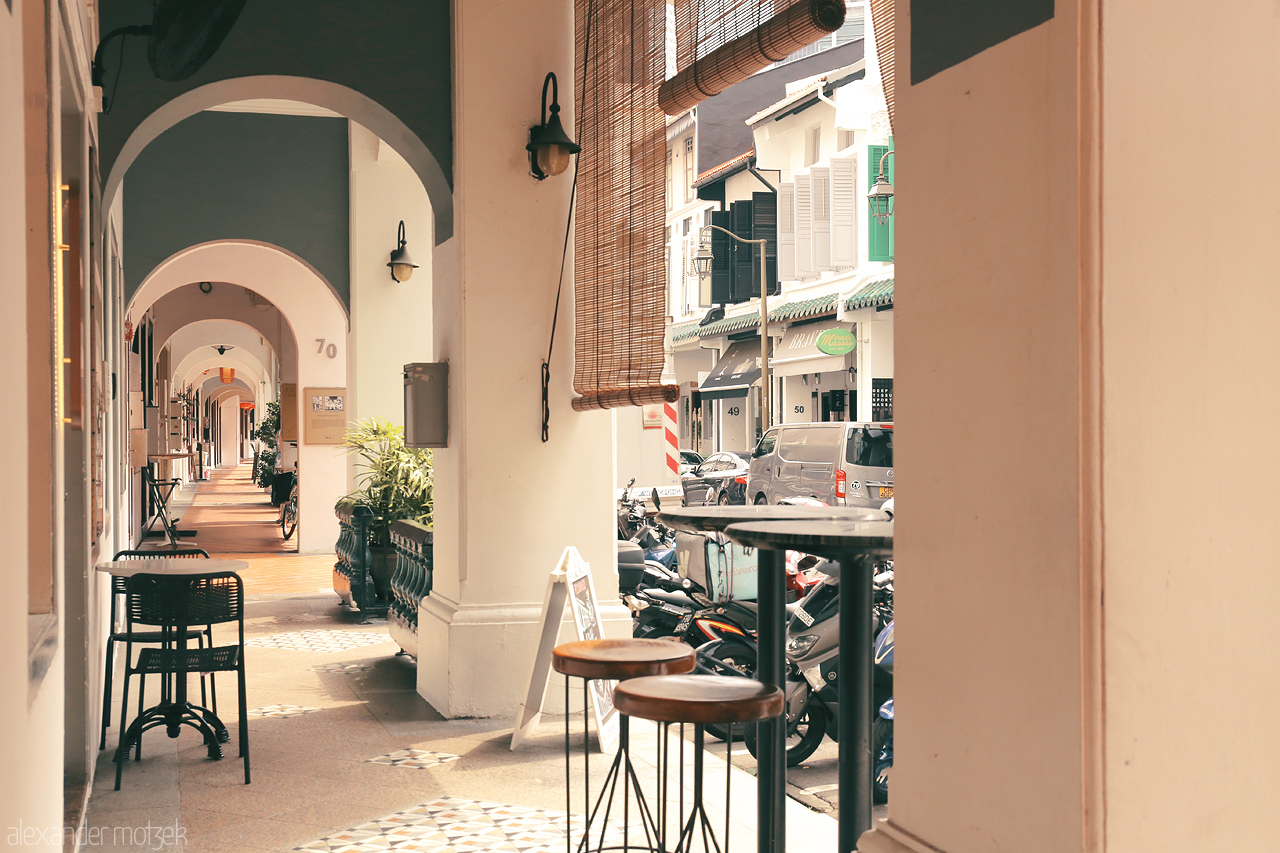 Foto von Experience the charm of Joo Chiat in Singapore through its timeless arches, vibrant shophouses, and cozy street-side cafes.