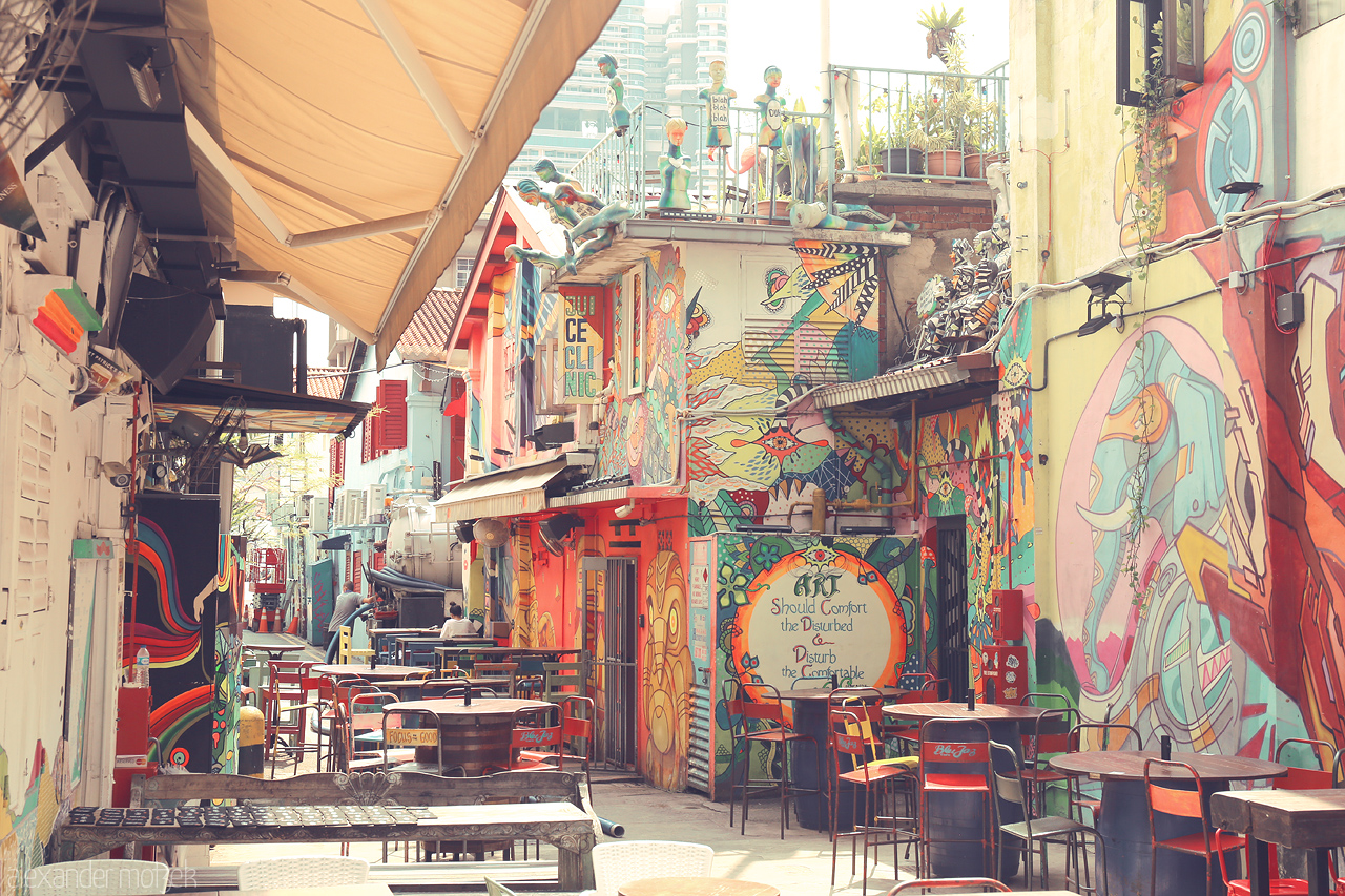 Foto von Explore the vibrant street art and lively atmosphere of a Singaporean alley, filled with colorful murals and cozy cafes.