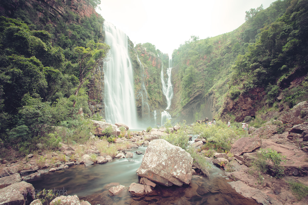 Foto von A breathtaking view of Lisbon Falls, South Africa, where lush greenery embraces cascading waters in a serene symphony.