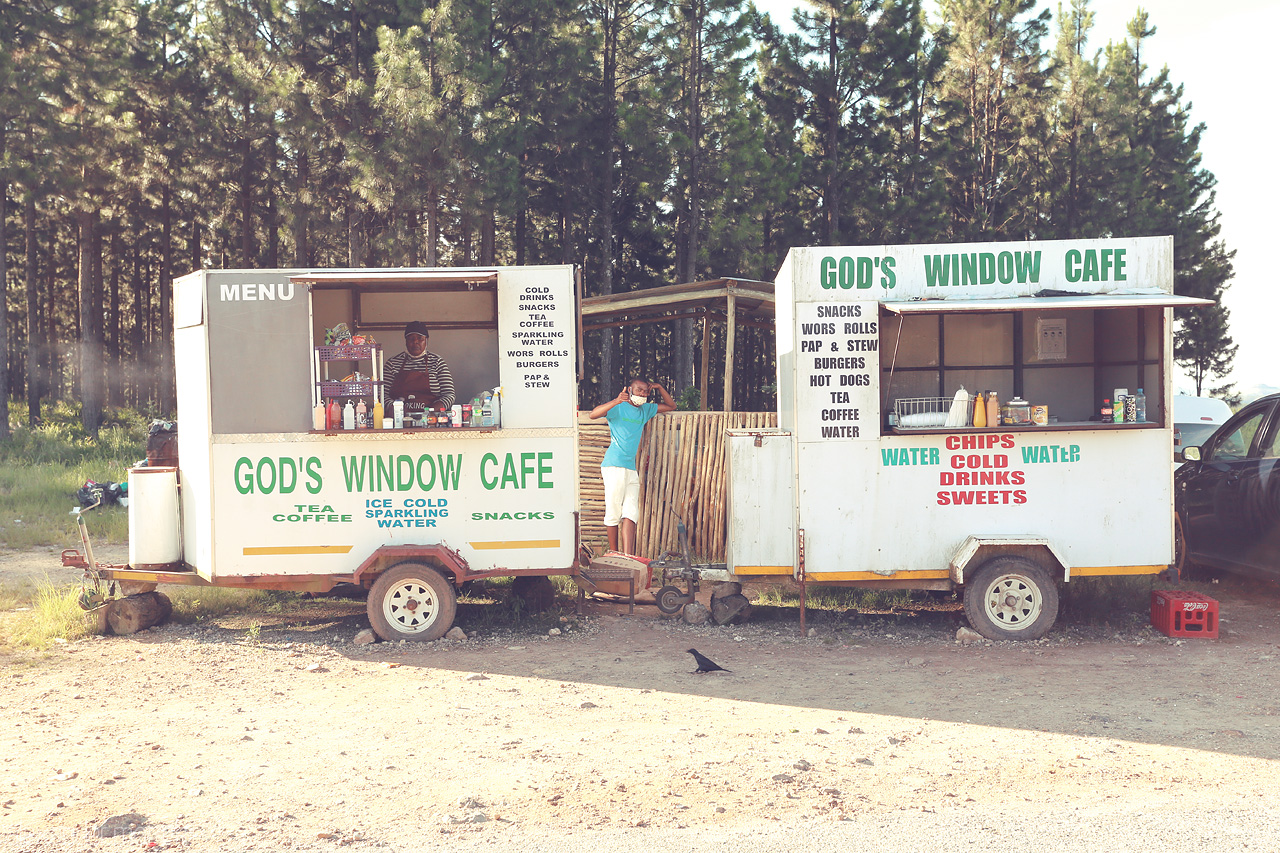 Foto von A cozy roadside café at God's Window, offering drinks and snacks amid lush greenery and breathtaking views of South Africa.