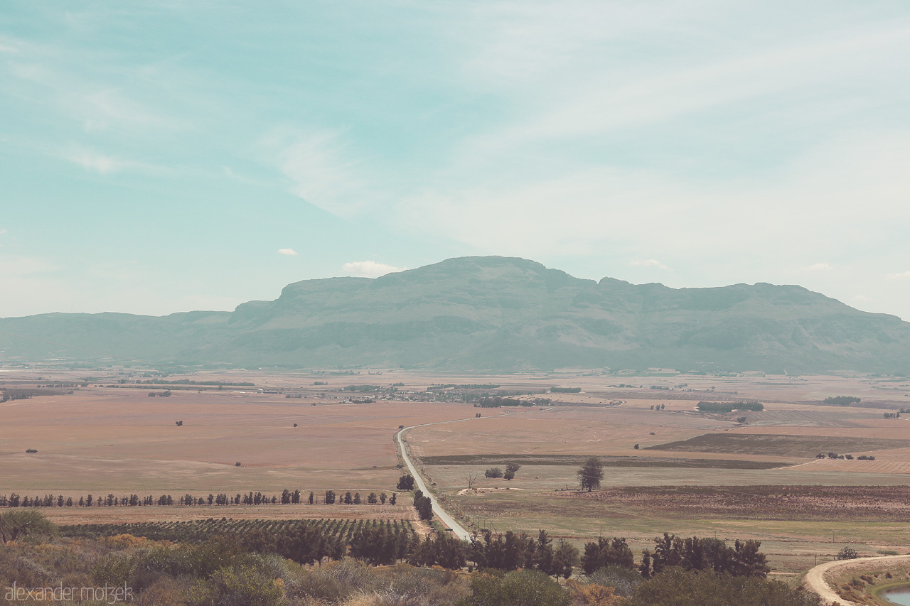 Foto von Expansive vistas unfold in the Cederberg, South Africa, showcasing a tranquil blend of sky and earth under a vast, serene sky.