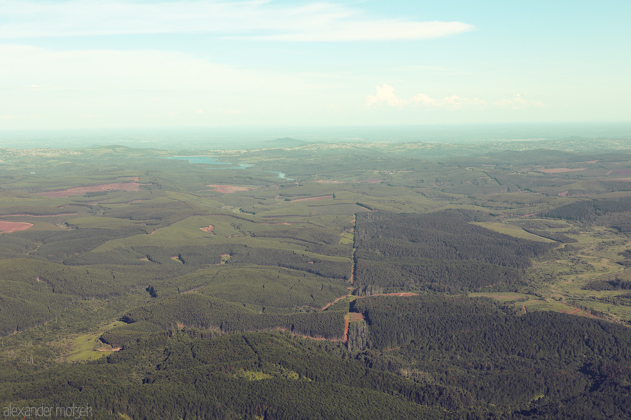 Foto von Experience sweeping views over lush landscapes at God's Window, South Africa, where earth meets sky in a breathtaking vista.