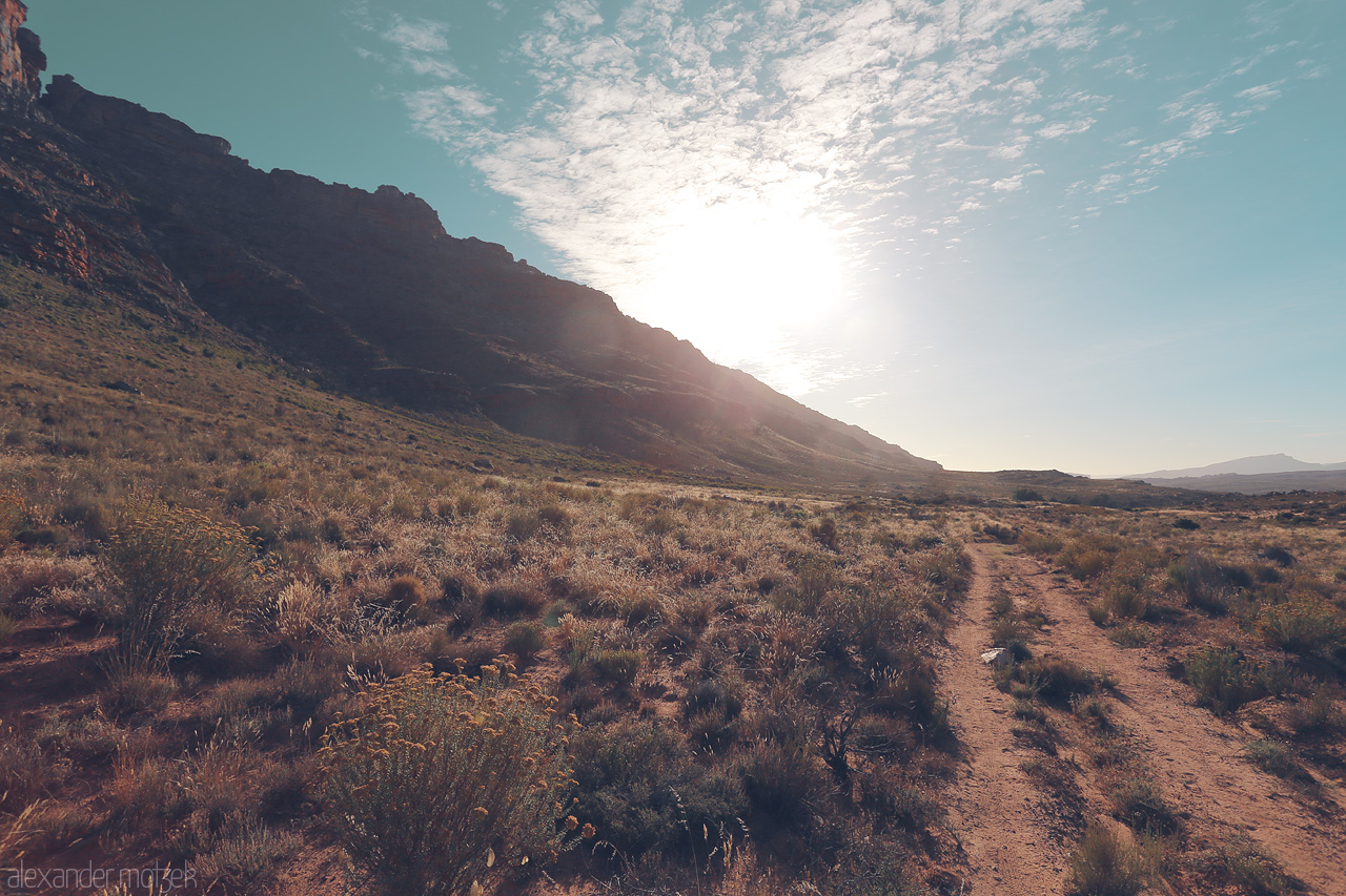 Foto von Experience the serene beauty of Cederberg, South Africa, as sunrise casts a golden hue over its rugged terrain and ancient landscapes.