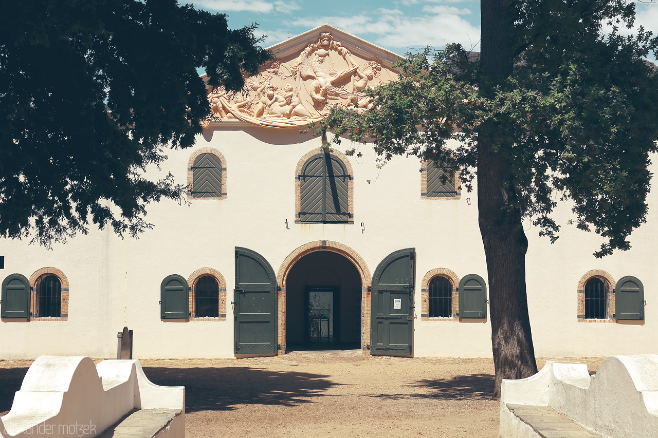 Foto von Experience the serene elegance of Constantia's Cape Dutch architecture amidst lush vineyards in Cape Town, South Africa.