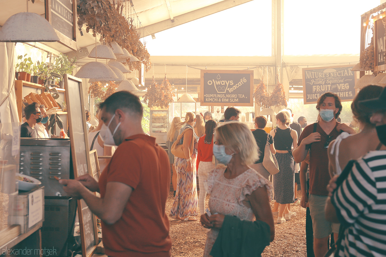 Foto von Explore the vibrant energy of Oranjezicht City Farm Market in Cape Town, where locals savor fresh produce and lively community vibes.