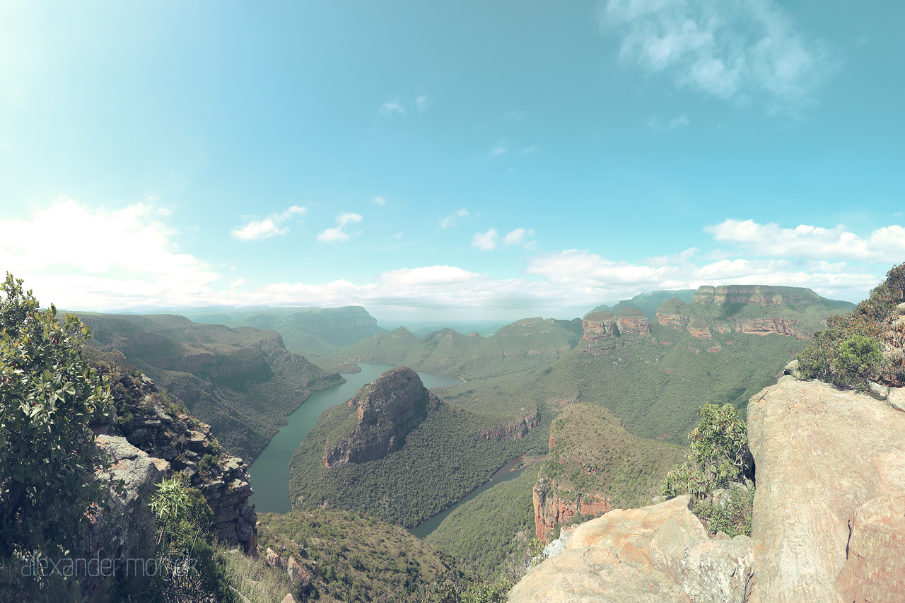 Foto von Gaze over Blyde River Canyon, where lush green cliffs embrace winding waters under an endless sky in South Africa's majestic landscape.