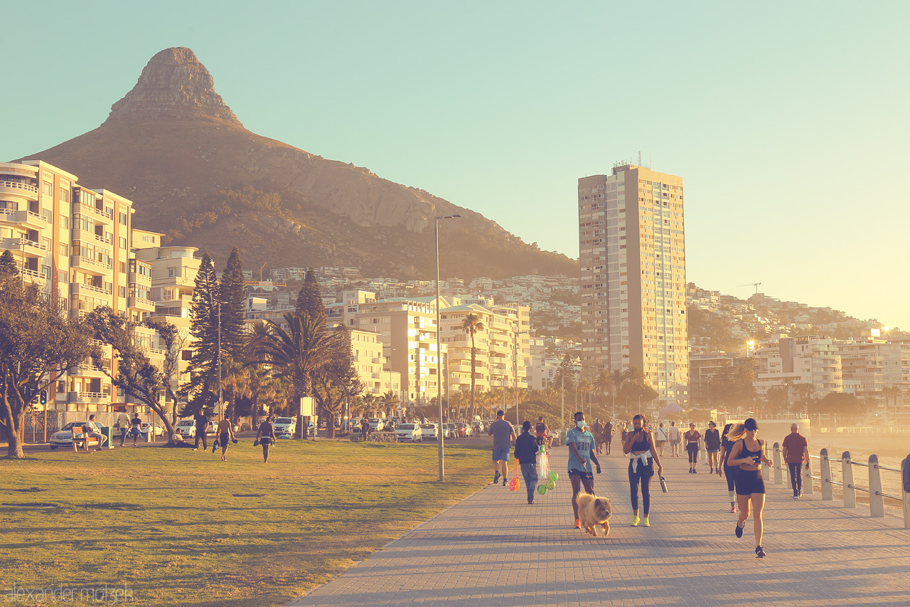 Foto von Golden stroll along Cape Town's promenade, framed by Lion's Head, capturing the vibrant life and scenic beauty of South Africa.