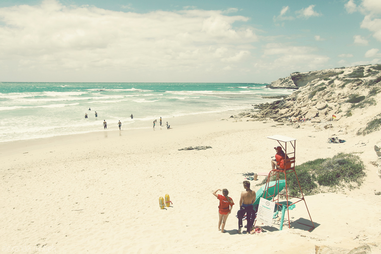 Foto von Life Guards am Strand nahe den Klipgat Caves in Südafrika