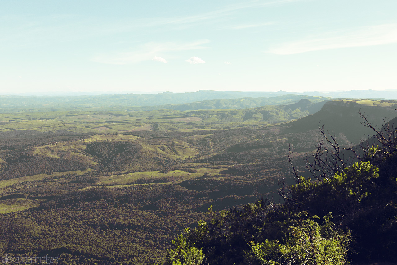 Foto von Marvel at God's Window in South Africa, where lush valleys and distant horizons paint a dreamlike landscape. A view that touches the soul.