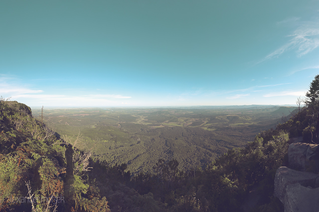 Foto von Marvel at the breathtaking vistas of God's Window, South Africa, where lush landscapes stretch endlessly under a vast, azure sky.