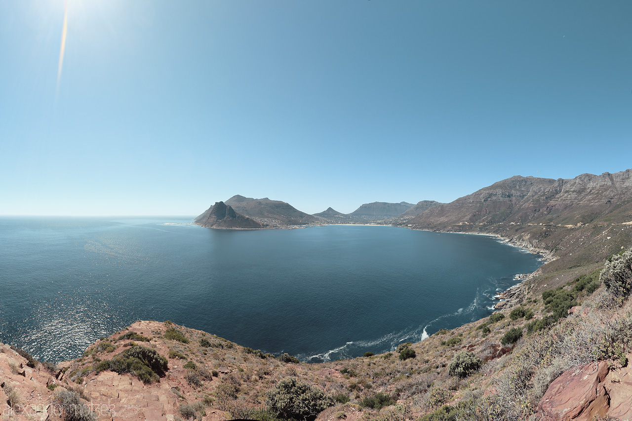 Foto von Stunning views of Cape Town's coastline, where the Atlantic Ocean meets the rugged South African landscape under a clear blue sky.