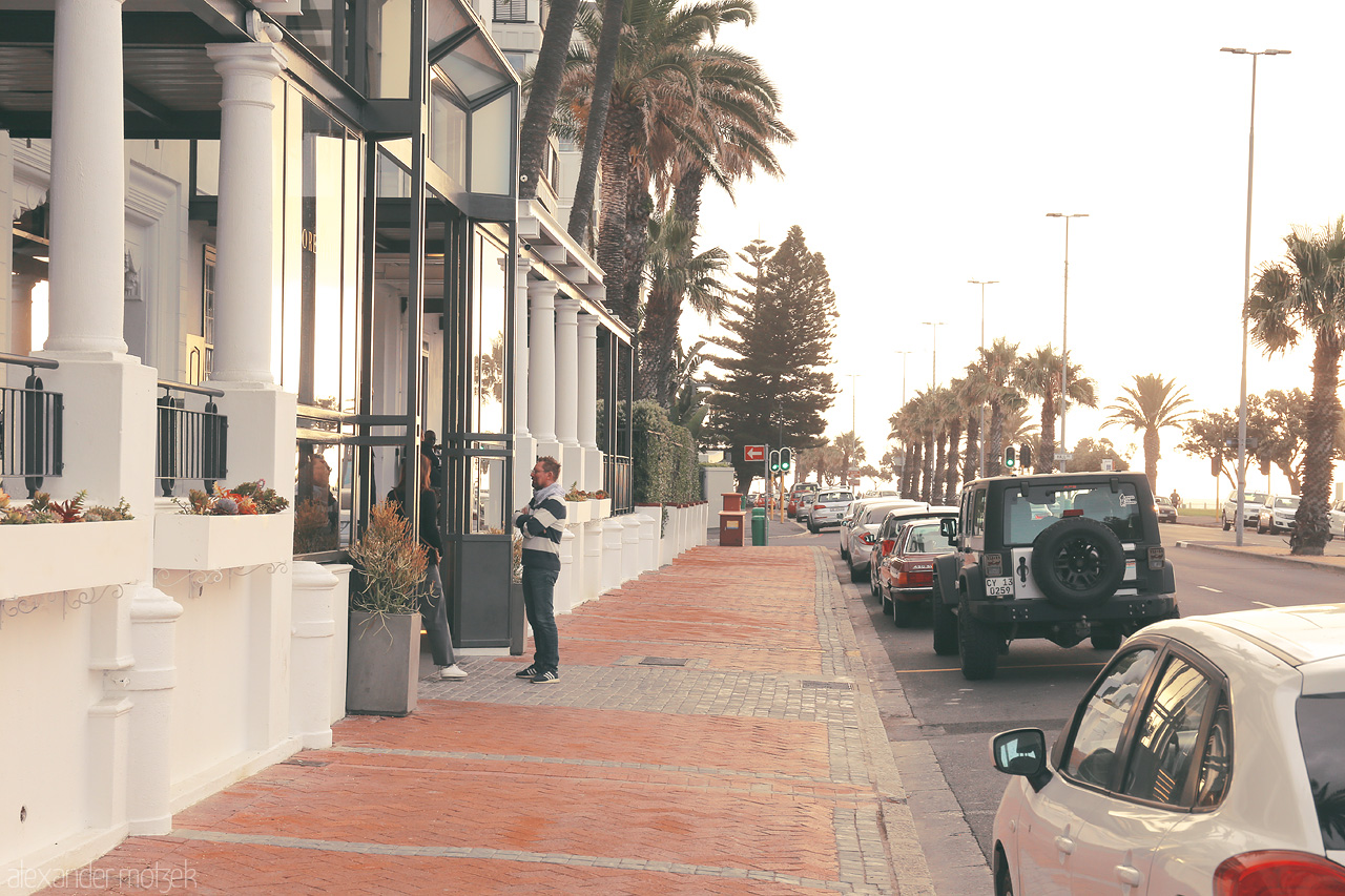 Foto von Sunlit promenade in Cape Town, where elegant columns meet the ocean breeze and distant mountain views.