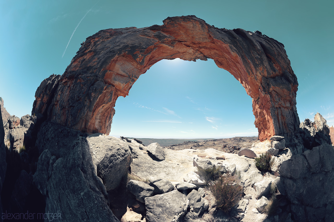 Foto von Wolfberg Arch, a stunning sandstone marvel in Cederberg, South Africa, offers a breathtaking view of the rugged landscape under a clear sky.