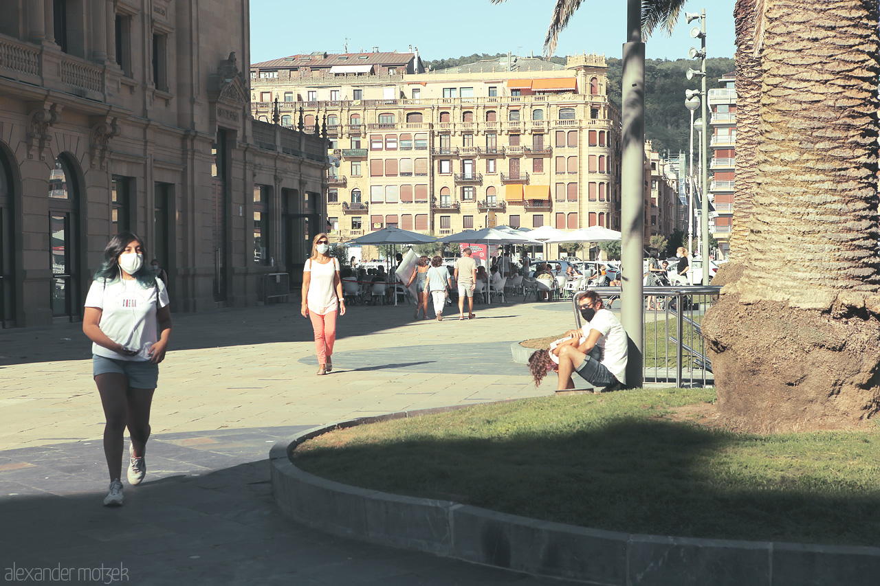 Foto von Casual evening ambience with locals and architecture in the heart of San Sebastián.