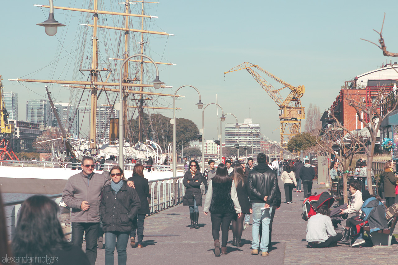 Paseo Portuario Foto von Stroll along the vibrant docks of Puerto Madero, Buenos Aires, where modernity meets maritime charm.