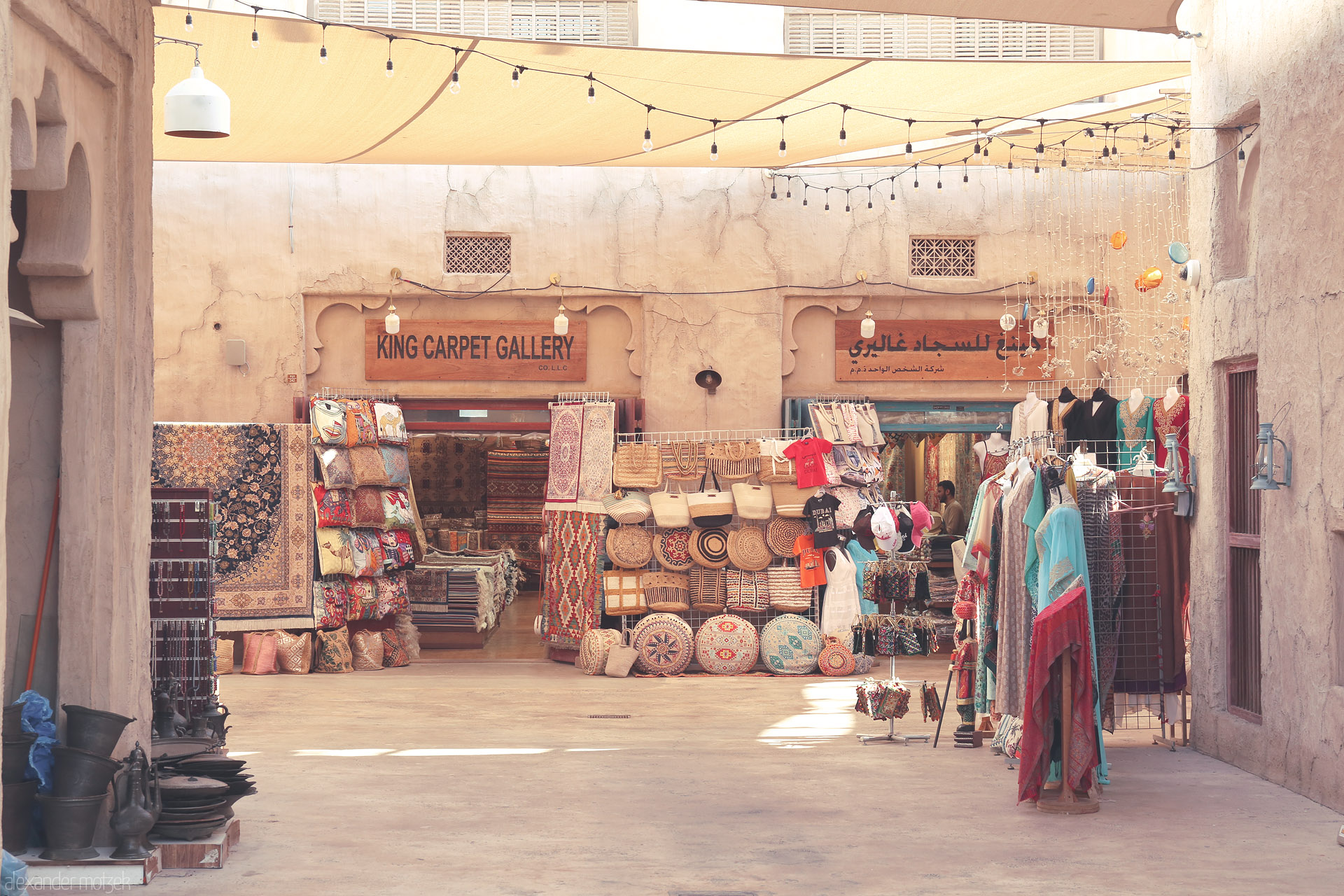 Foto von Sunlight spills over an old Dubai souk, where carpets, crafts, and colors tell stories in the heart of the Emirates.