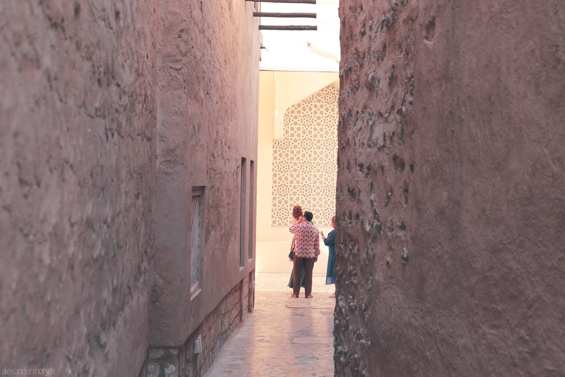 Foto von Sunlit alleys of Al Fahidi, Dubai—earthy walls, mashrabiya patterns, and wanderers caught in heritage's quiet embrace.