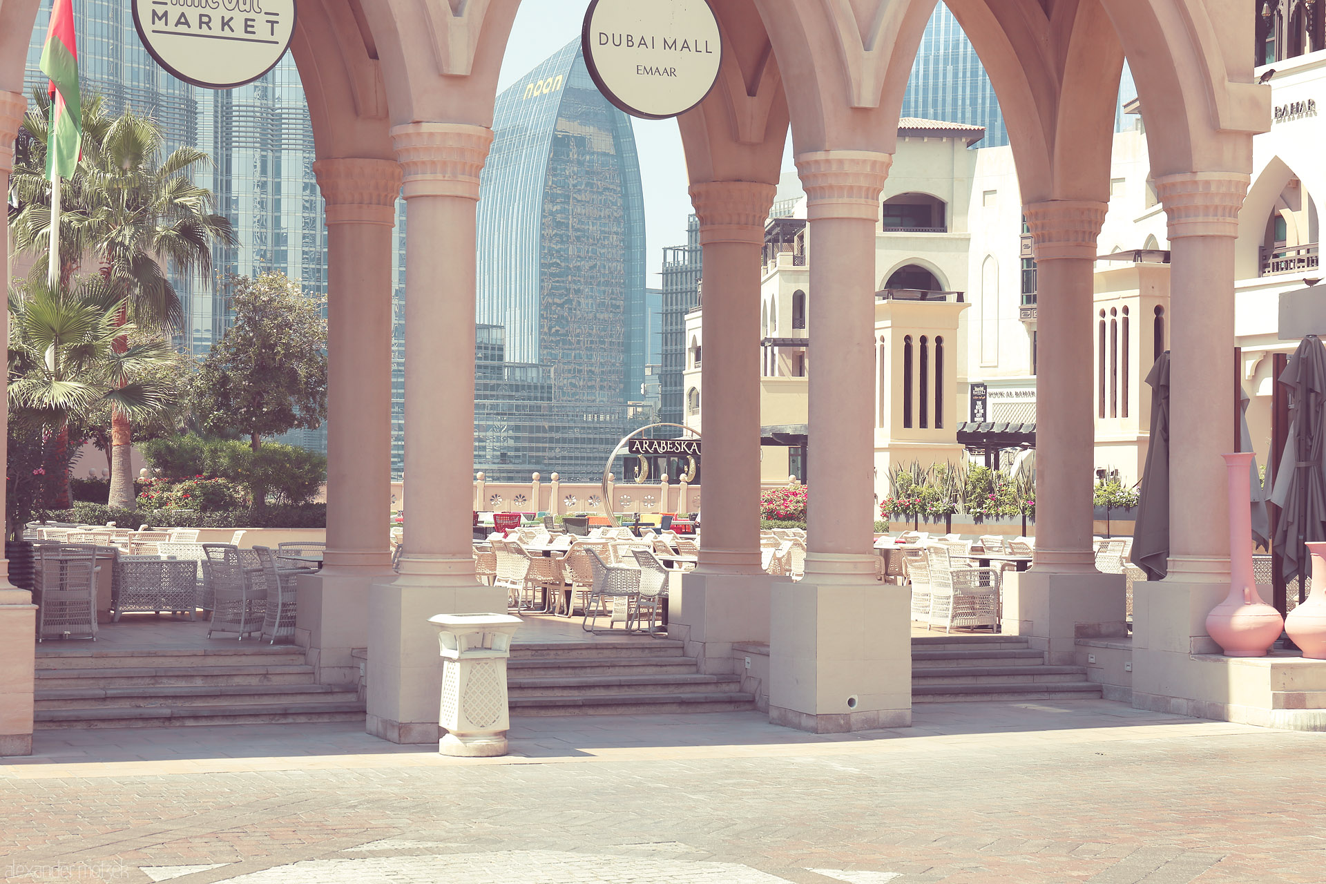 Foto von Sunlit arcades frame the Dubai Mall, old-world arches contrast sleek skyscrapers—modernity meets Arabesque charm in the heart of Downtown Dubai.