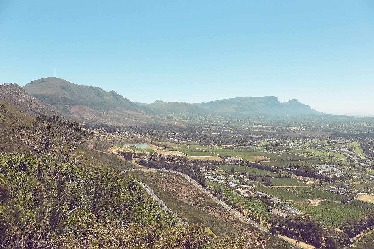 Foto von Sweeping views of Cape Town's lush landscape with Table Mountain in the distance, under a bright blue sky.