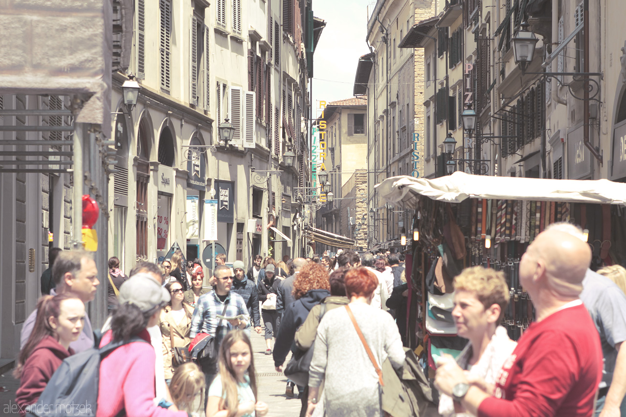 Foto von Bustling streets of Tuscany capture the essence of Italian daily life in this sunlit, lively alleyway.