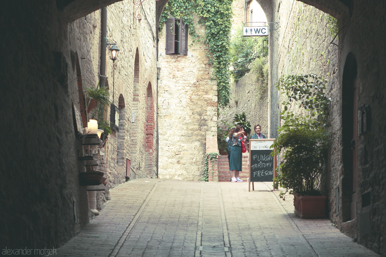 Foto von Discover a quiet Tuscan alleyway, where stone arches and rustic charm create a perfect blend of history and tranquility.