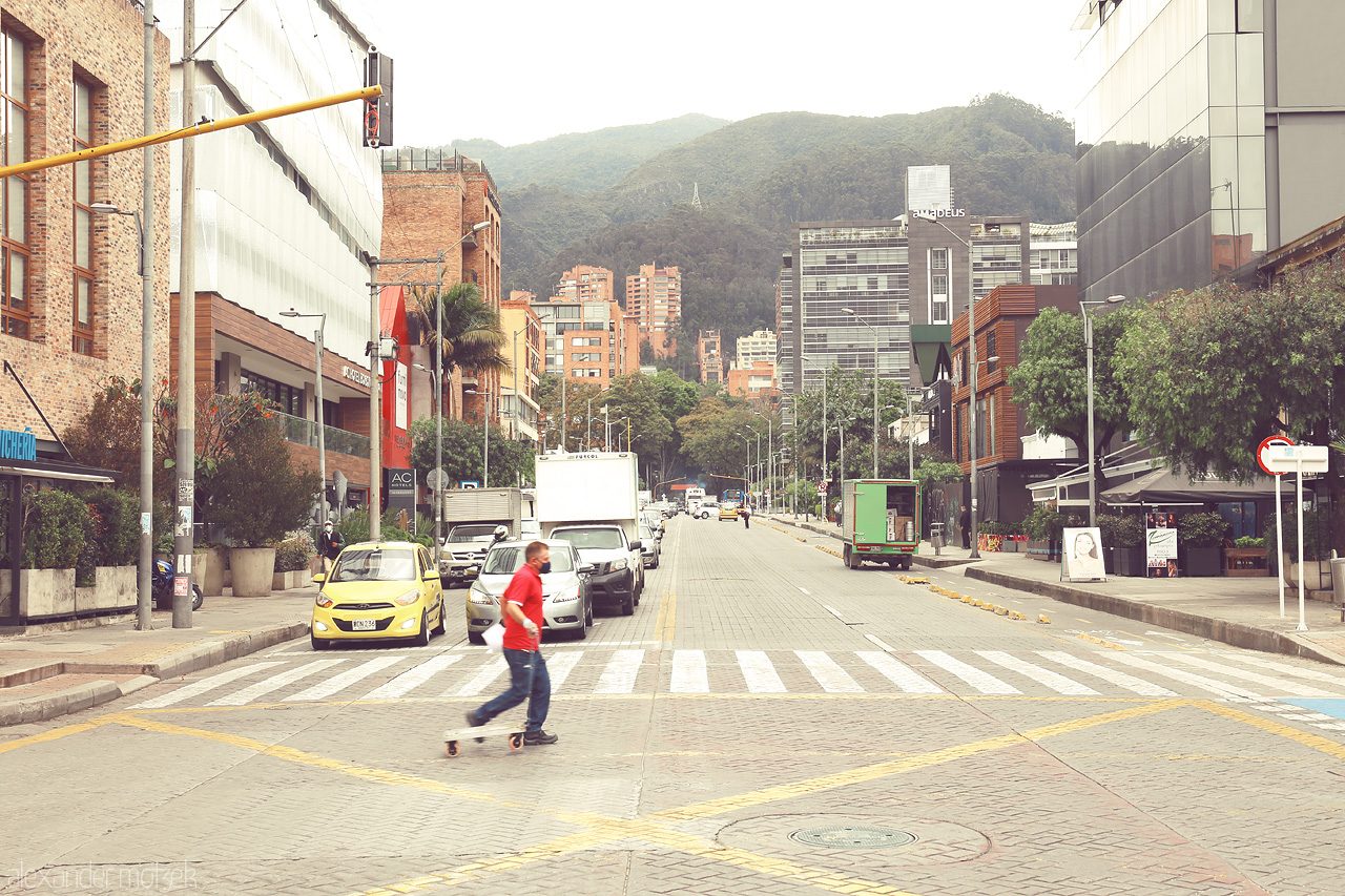 Foto von Urban street life in Chapinero, Bogota with Andes backdrop. Vibrancy meets the calm of distant mountains.