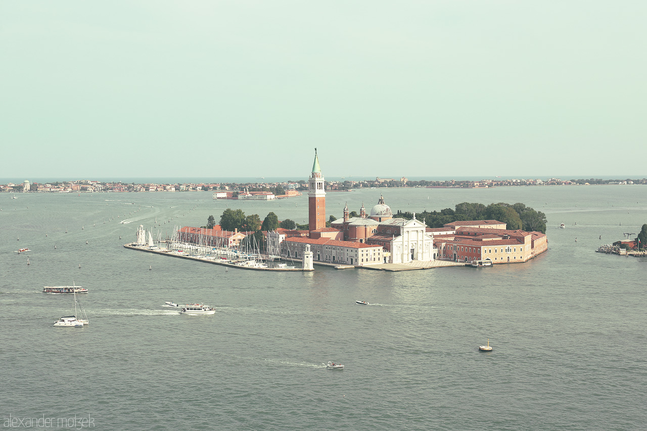 Foto von A serene aerial view of Venice's iconic waterscapes, boats gliding over the lagoon alongside historic architecture.