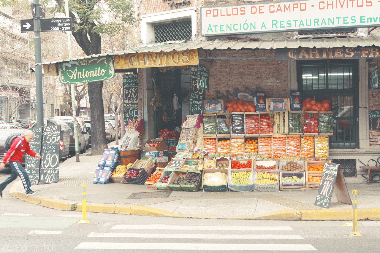 Calle de Sabores Foto von Vibrant street market in Buenos Aires displays colorful fruits and veggies, embodying local charm and flavor.