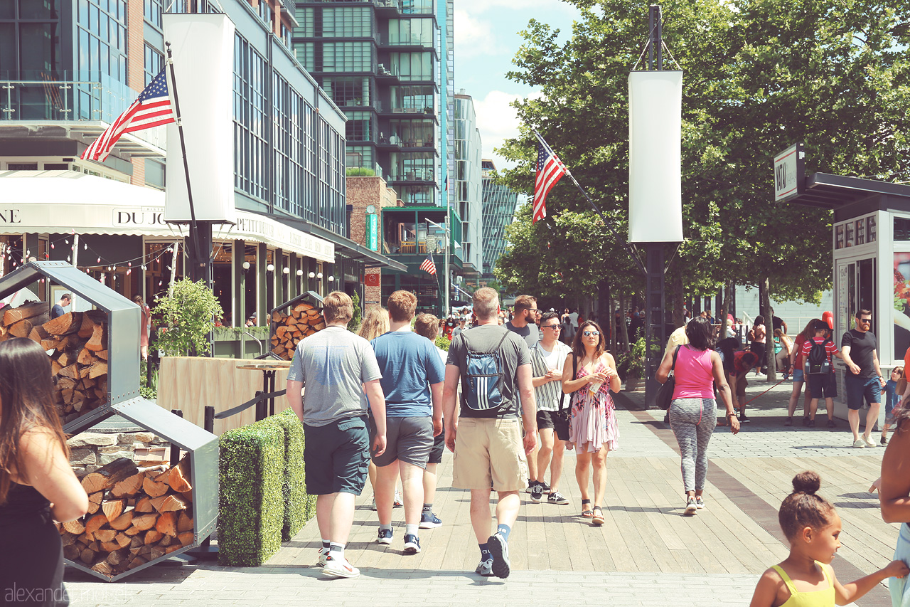 Foto von A lively day in Washington D.C., bustling streets with people exploring shops under sunlit skies.