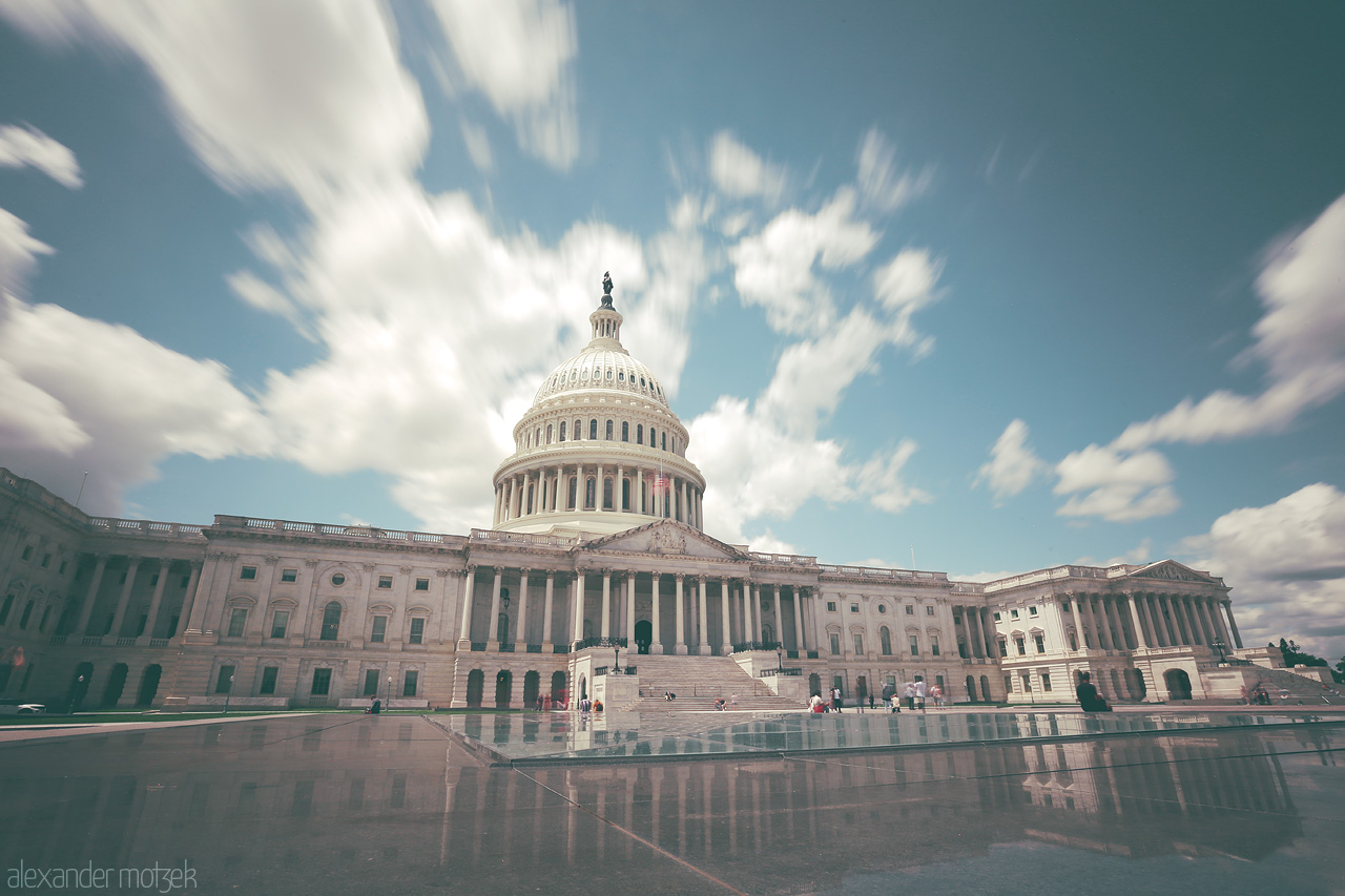 Foto von A tranquil view of the U.S. Capitol under a sky brushed with gentle clouds in Washington, D.C.