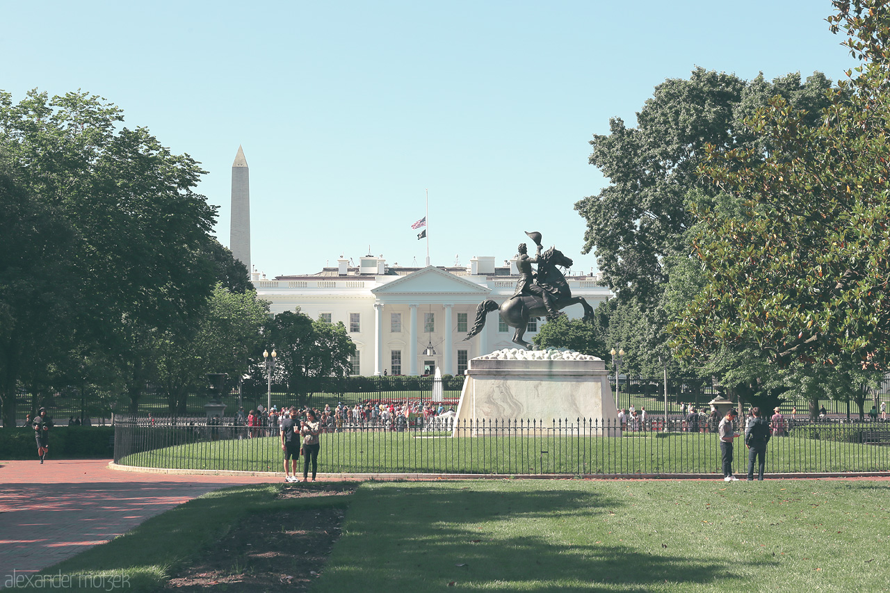 Foto von A vibrant view of Lafayette Square featuring the White House and Washington Monument in Washington, D.C.