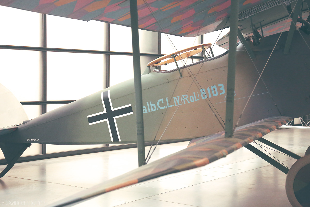 Foto von A vintage aircraft displayed in a museum, showcasing Germany's aviation history. A piece of the past poised in timeless elegance.