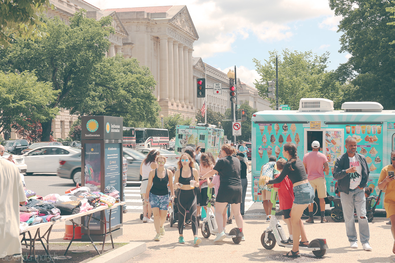 Foto von Bustling scene of pedestrians and street vendors near iconic buildings in Washington, D.C., the heart of American history.