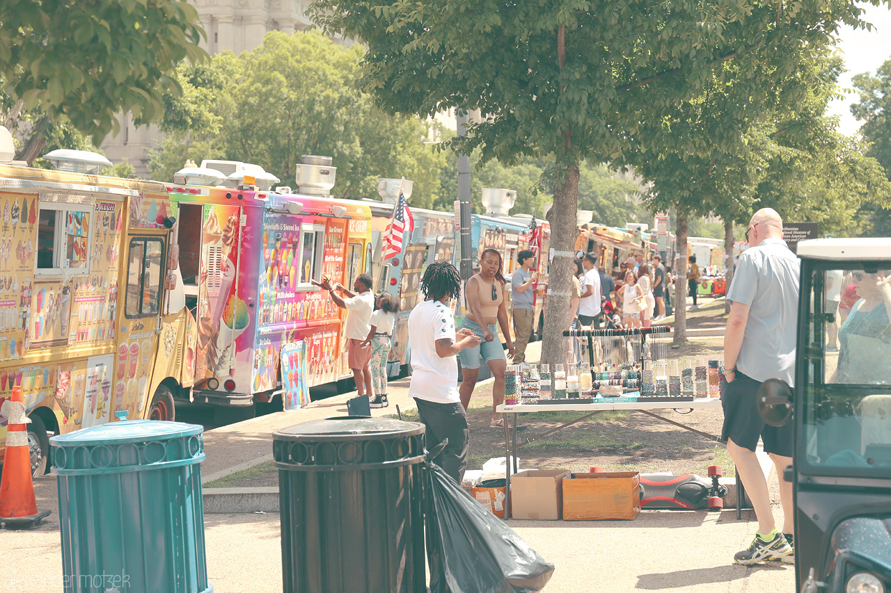 Foto von Colorful food trucks line the streets of Washington, D.C., showcasing a vibrant scene of culinary delights.