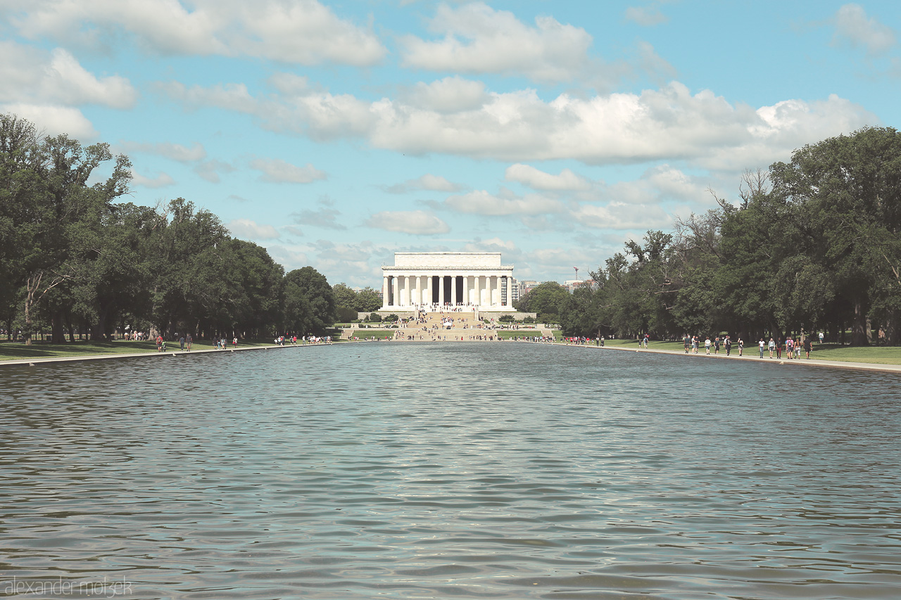 Foto von Lincoln Memorial stands majestically over the tranquil Reflecting Pool in Washington, D.C., a symbol of history mirrored in serene waters.